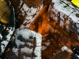 avvicinamento di un' fuoco con legna da ardere, carboni e cenere. foto