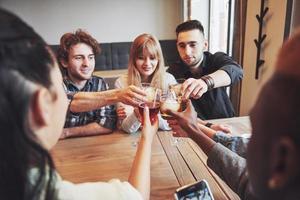 mani di persone con bicchieri di whisky o vino, che celebrano e brindano in onore del matrimonio o di altre celebrazioni foto