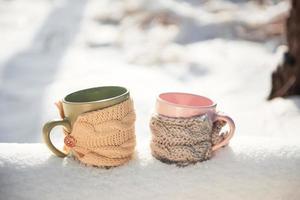 due tazze di tè sullo sfondo di un paesaggio invernale