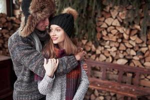 natale coppia felice innamorata abbraccio in inverno nevoso foresta fredda, copia spazio, celebrazione festa di capodanno, vacanze e vacanze, viaggi, amore e relazioni foto