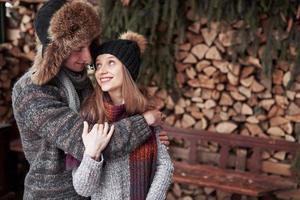 natale coppia felice innamorata abbraccio in inverno nevoso foresta fredda, copia spazio, celebrazione festa di capodanno, vacanze e vacanze, viaggi, amore e relazioni foto