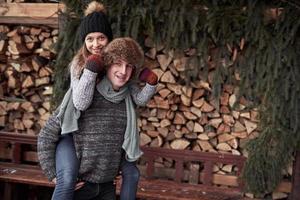 giovane coppia allegra in una cabina in un romantico paesaggio invernale foto