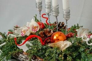 Natale composizione di fiori e Natale decorazioni foto