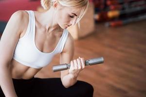 ragazza attiva in palestra. concetto allenamento stile di vita sano sport foto