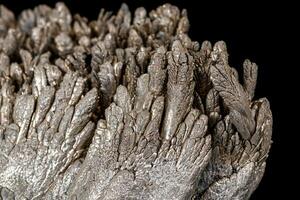 macro di un' pietra stibnite minerale su un' nero sfondo foto