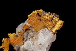 macro minerale pietra oro nel il roccia su un' nero sfondo foto