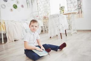 ragazzo che legge un libro. educazione, conoscenza, preparazione per la scuola foto