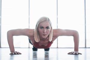 ragazza attiva in palestra. concetto allenamento stile di vita sano sport foto