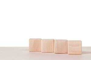 quattro di legno cubi su un' bianca sfondo foto