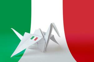 Italia bandiera raffigurato su carta origami gru ala. fatto a mano arti concetto foto