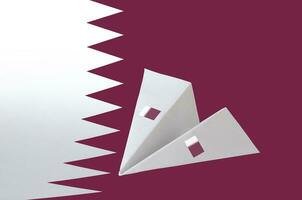 Qatar bandiera raffigurato su carta origami aereo. fatto a mano arti concetto foto