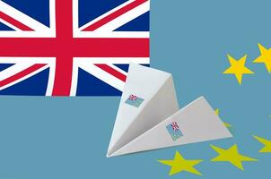 tuvalu bandiera raffigurato su carta origami aereo. fatto a mano arti concetto foto