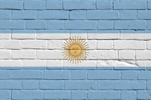 argentina bandiera raffigurato nel dipingere colori su vecchio mattone parete. strutturato bandiera su grande mattone parete opere murarie sfondo foto