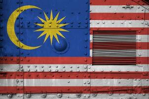 Malaysia bandiera raffigurato su lato parte di militare blindato serbatoio avvicinamento. esercito forze concettuale sfondo foto