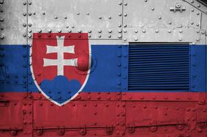 slovacchia bandiera raffigurato su lato parte di militare blindato serbatoio avvicinamento. esercito forze concettuale sfondo foto