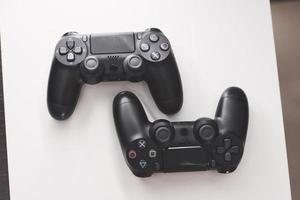 joystick dalla console di gioco su un tavolo bianco foto