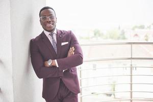 sorriso felice di un uomo d'affari afroamericano di successo in giacca e cravatta foto