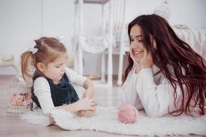 famiglia amorevole felice. madre e figlia bambina che giocano foto