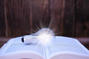 idea innovazione e concetto di ispirazione, lampadina illuminata sul libro, innovazione, brainstorming, ispirazione e concetti educativi.