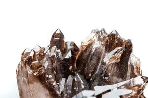 macro minerale pietra morione cristallo nel il roccia un' bianca sfondo foto