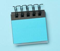 bloc notes con blu vuoto lenzuola foto