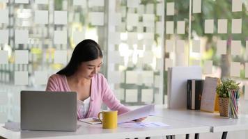 le giovani donne d'affari stanno pianificando il lavoro per il prossimo anno sulla scrivania dell'ufficio con il caffè in un ufficio moderno. foto