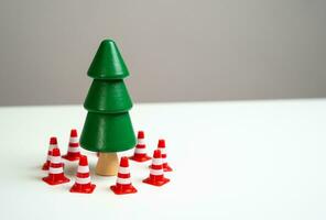 un' pino albero è circondato di traffico coni. conserva foreste a partire dal la deforestazione durante Natale e nuovo anno. commutazione per artificiale alberi. preservare foresta. sicurezza di fiere e nuovo anni eventi. foto