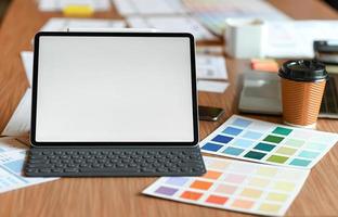 spazio scrivania di design per designer. cartelle colori, modelli di telefoni e tablet.