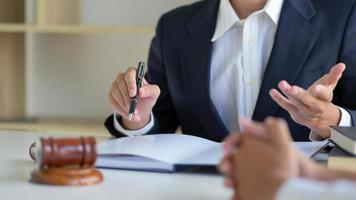 colpo ritagliato di avvocati che danno consigli ai clienti nello studio legale.