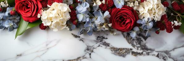 ai generato un' ghirlanda di rosso bianca e blu fiori su un' solenne marmo memoriale sfondo con vuoto spazio per testo foto