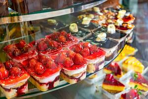 assortito delizioso frutta dolci, torte e biscotti su vetrina nel caffee foto