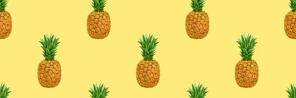 ananas, estate ananas senza soluzione di continuità modello su giallo sfondo foto