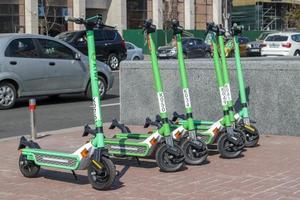 ucraina, kiev, 13 settembre 2021 - scooter elettrici disponibili per l'affitto