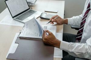 attività commerciale uomo Lavorando con il computer portatile. giovane attività commerciale uomo pensiero concentrato a opera. foto