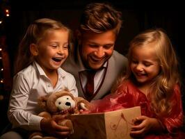 ai generato interno famiglia momento, papà Scartare bambini i regali in mezzo sorrisi e risata su un' pendenza fondale foto