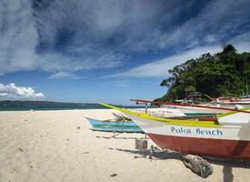 isola di boracay, filippine, 2021 - vista sulla spiaggia di puka foto