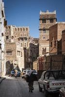 sanaa, yemen, 2021 - scene di strada ed edifici nella città vecchia foto