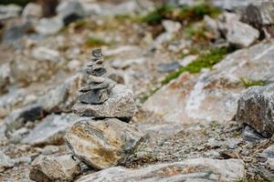 molti ometti di pietra nell'ex cava di marmo a ruskeala, carelia, russia foto