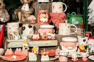 Natale ceramica ceramica collezione nel piccolo mestiere negozio. foto