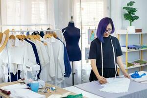 sarte è fabbricazione registrazione su mussola per nuovo costume fatto vestito mentre Lavorando nel artistico laboratorio studio per moda design e capi di abbigliamento attività commerciale industria concetto foto