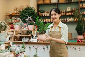 ritratto di asiatico donna Lavorando nel un' pianta negozio foto
