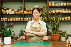 ritratto di asiatico donna Lavorando nel un' pianta negozio foto