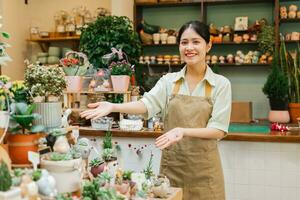 ritratto di asiatico donna Lavorando nel un' pianta negozio foto