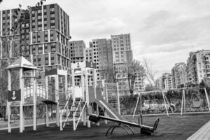 fotografia su tema vuoto terreno di gioco attrezzatura per bambini foto