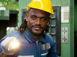 maschio uomo persona persone umano zio guardare a telecamera video prendere un' foto inteligente bello lavoro duro e faticoso dipendente personale africano americano contento Sorridi etnia ritratto costruzione architettura professionale lavoro