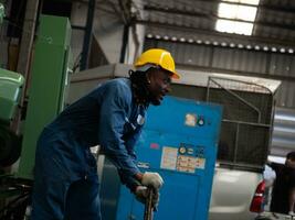 nero africano americano maschio femmina uomo donna signore uomo d'affari persona persone umano giallo elmetto protettivo casco indossare blu fabbrica controllo io sono guaio logistica magazzino industria importare esportare commesso foto