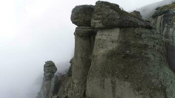 aereo Visualizza su montagne e rocce nel nebbia. sparo. nebbioso sfondo con rocce foto