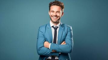 ai generato bello uomo d'affari contento e sorridente. giovane uomo nel inteligente completo da uomo in posa nel ufficio con completo da uomo . ai generato foto