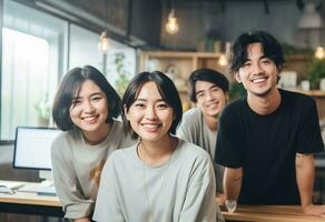 ai generato asiatico gruppo di amici sorridente in posa per foto. con caffetteria sfondo. ai generato foto