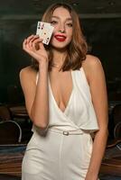 gioco d'azzardo donna mostrando via vincente combinazione di Due assi nel casinò foto